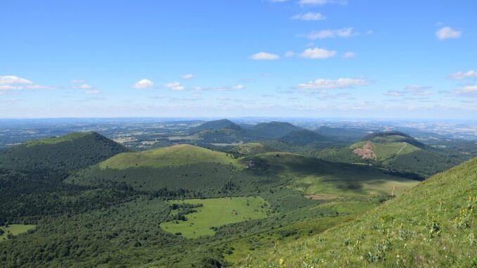 Randonnée et volcans : explorez la Chaîne des Puys, un joyau du patrimoine mondial de l'UNESCO